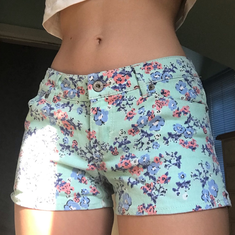 3/$20 ❤️ Floral Levi Shorts